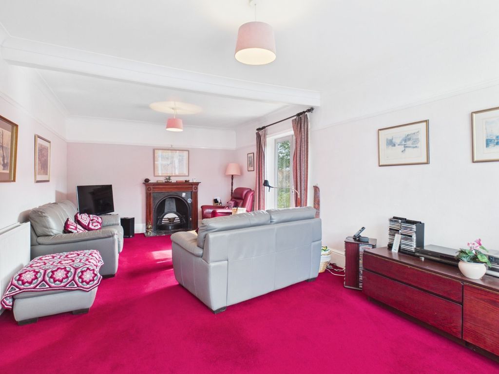 Property photo 3 of 18 Living Room