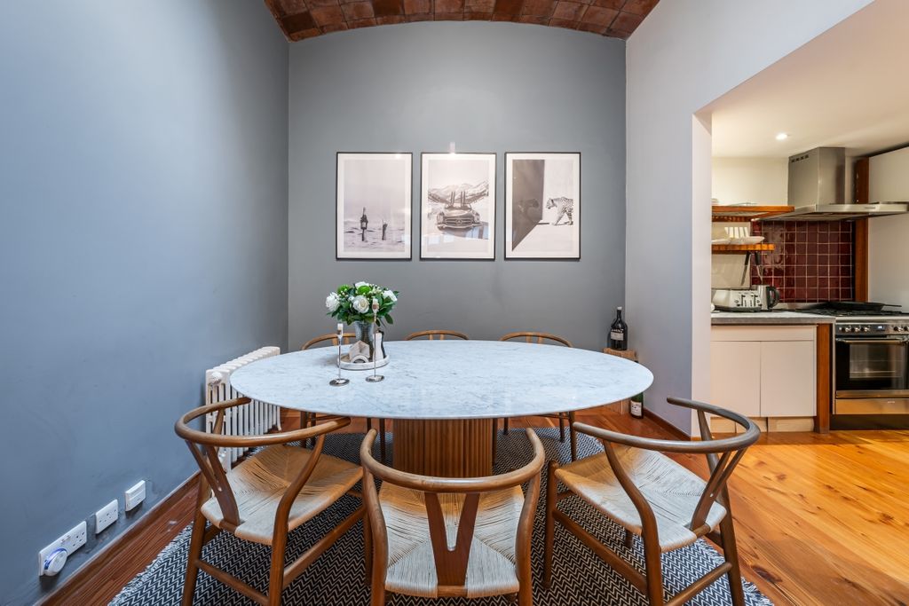 Property photo 3 of 18 24-Ennismore-Gard...