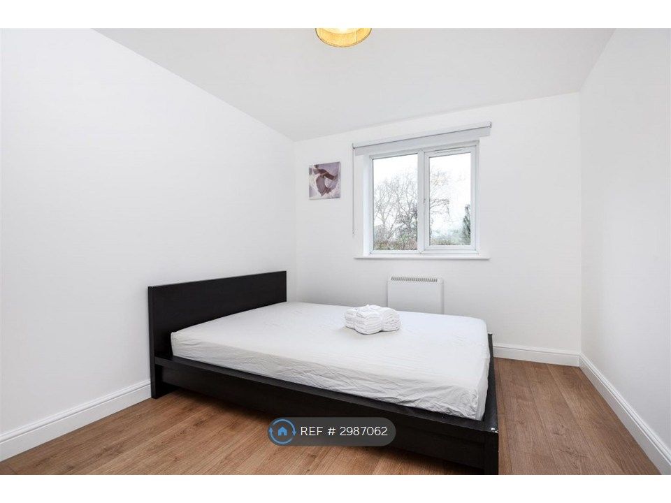 Property photo 3 of 6 Bed 1