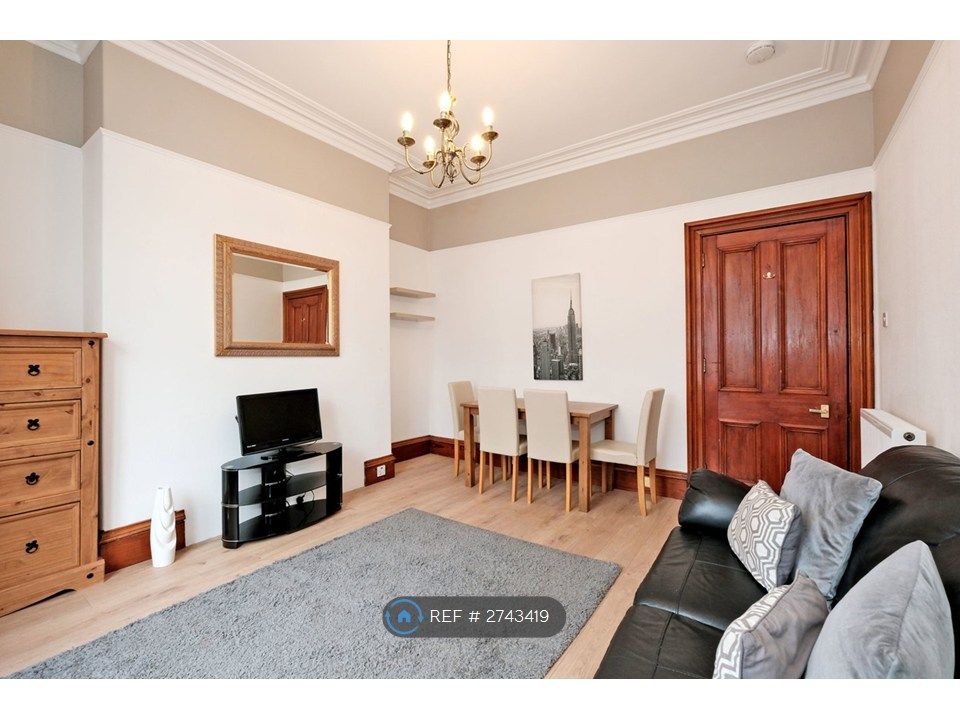 Property photo 3 of 9 Lounge &amp; Dining 03