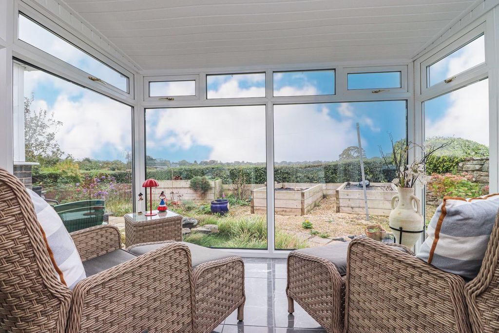Property photo 2 of 24 Conservatory