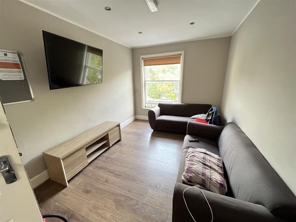 Property photo 3 of 28