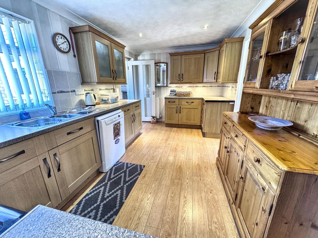 Property photo 2 of 25