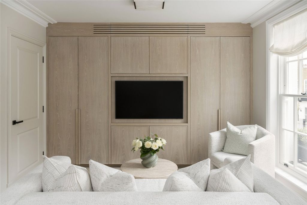 Property photo 3 of 19 Seating Area