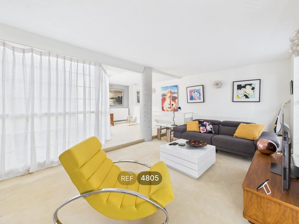 Property photo 3 of 21 Living Room