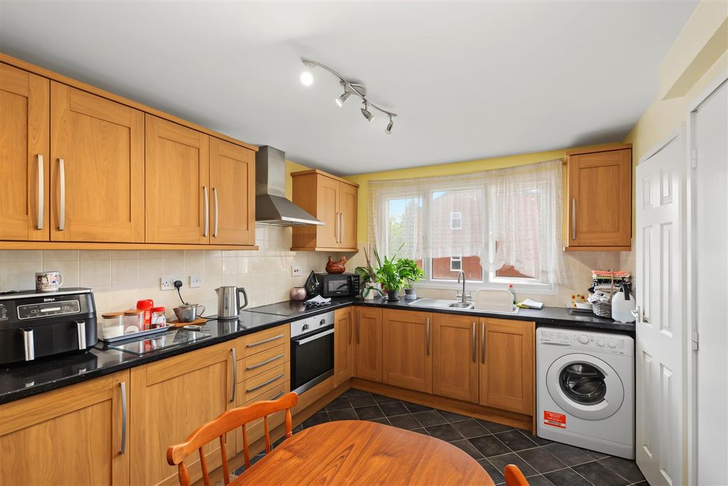 Property photo 2 of 11 Kitchen