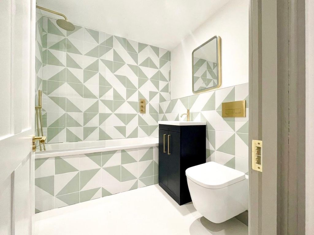 Property photo 2 of 5 Malden Road Apartments - Bathroom.Jpg