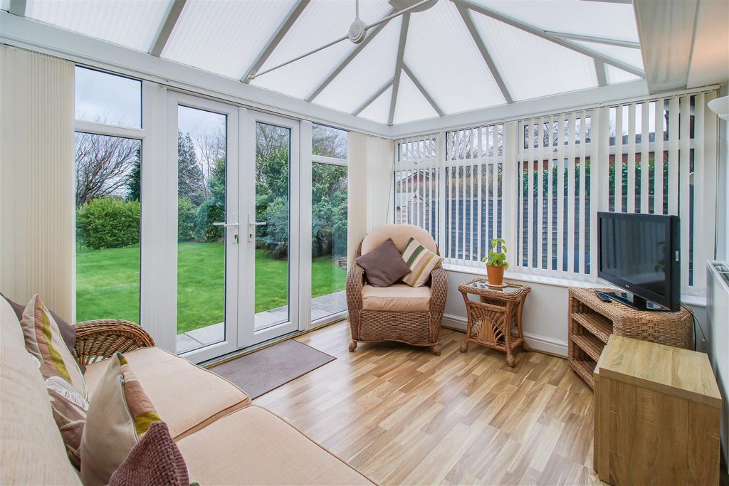 Property photo 3 of 10 Conservatory