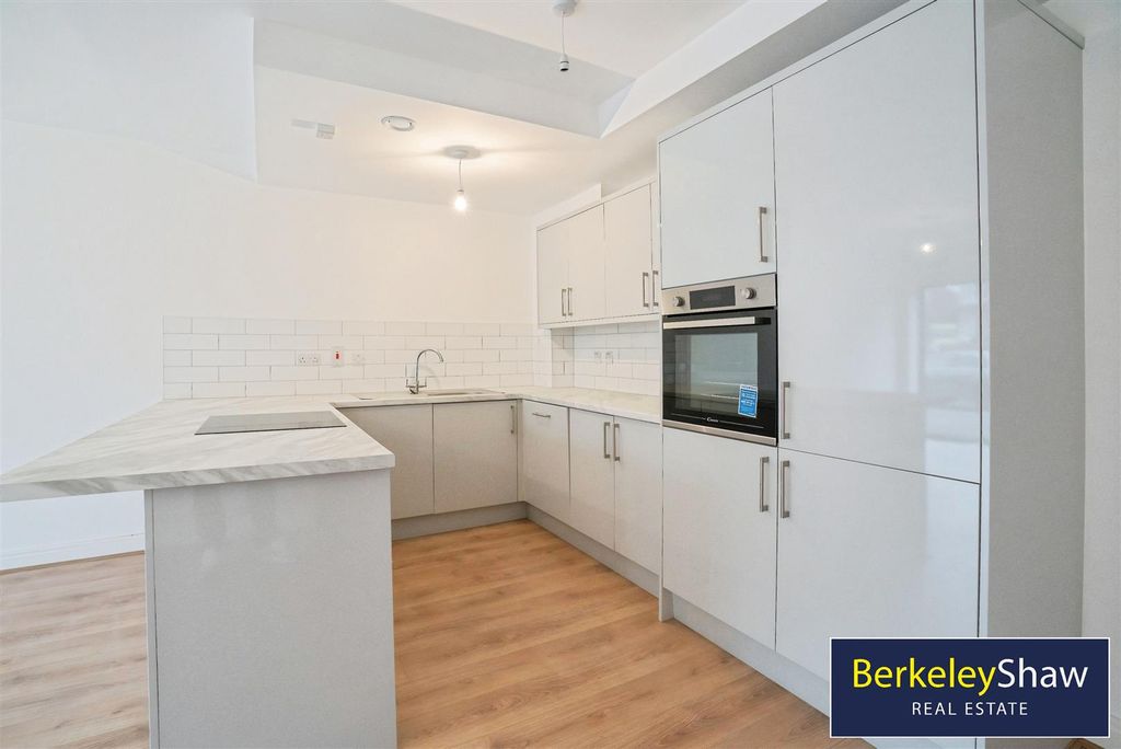 Property photo 3 of 16 Kitchen