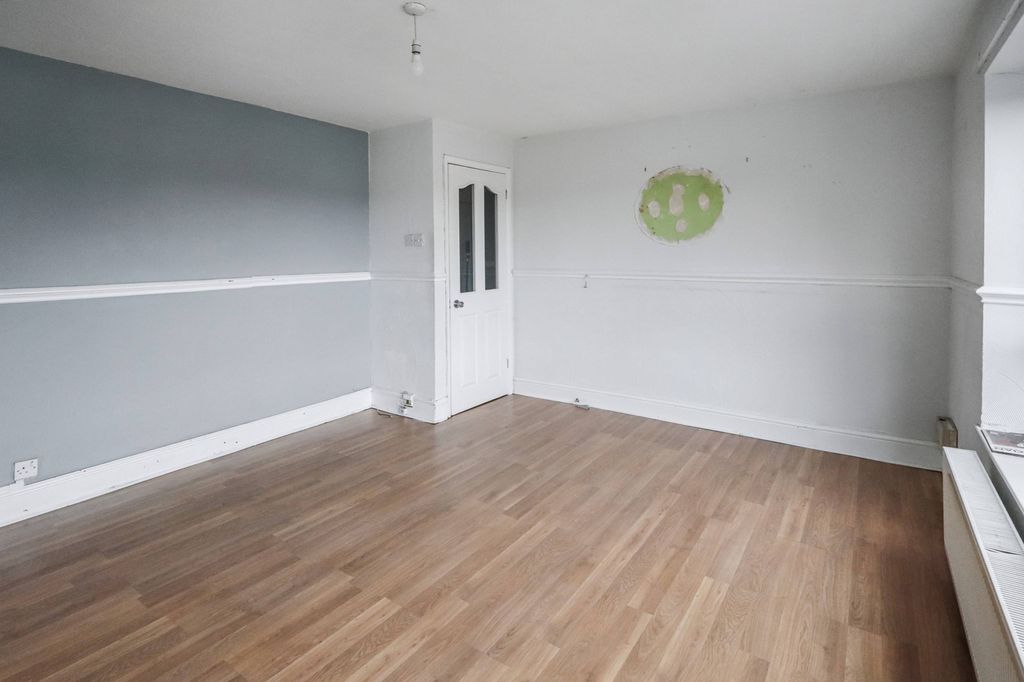 Property photo 3 of 17 72 Whiteways Grove, Sheffield, South Yorkshire, S4 8Fl