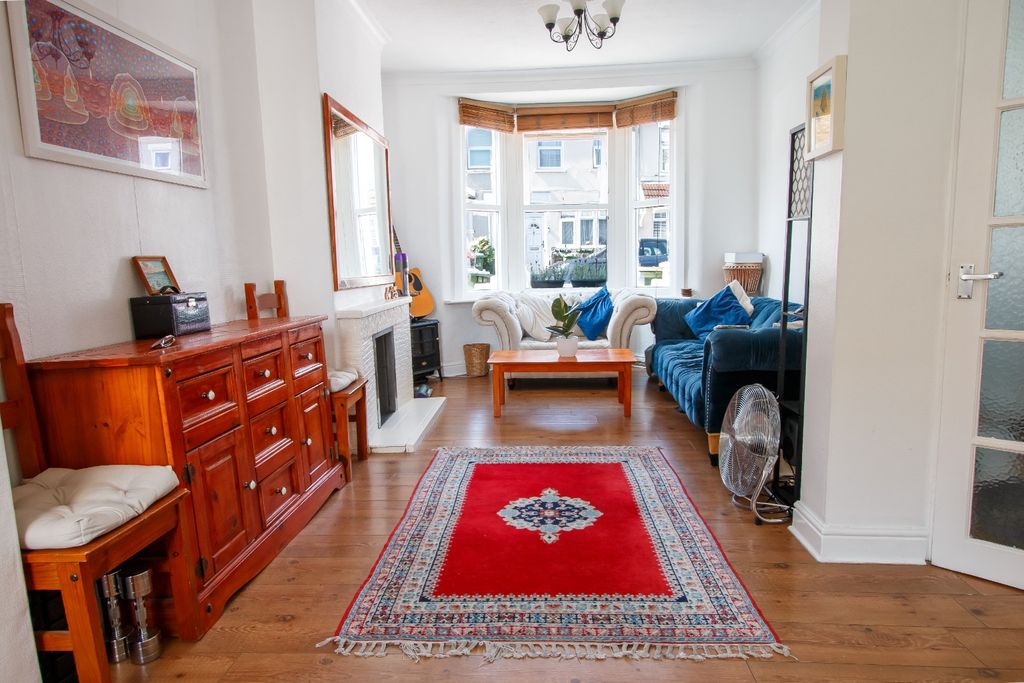Property photo 3 of 12 5044046