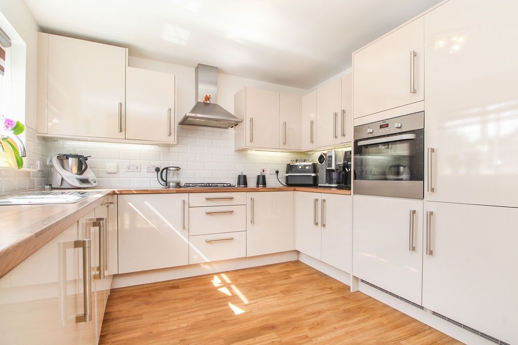 Property photo 3 of 18 Kitchen