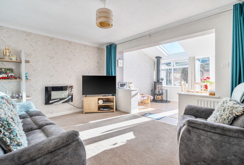 Property photo 3 of 20 Lounge