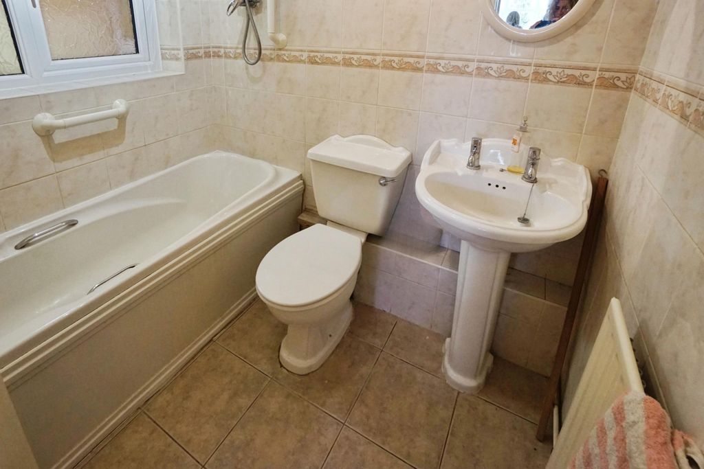Property photo 3 of 16 Bathroom