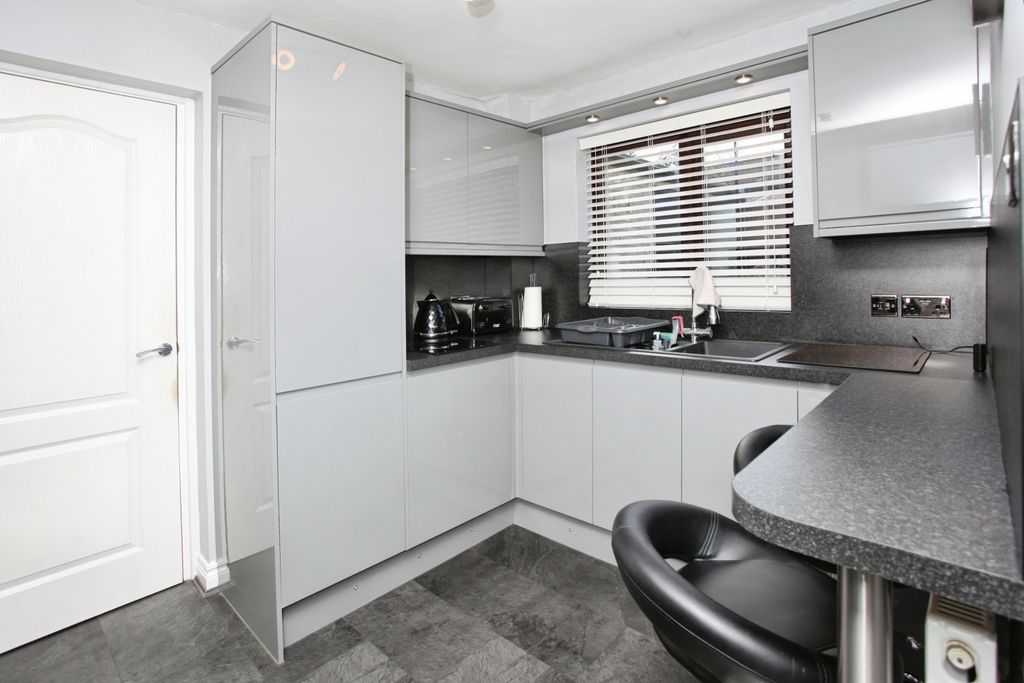 Property photo 3 of 25 Kitchen