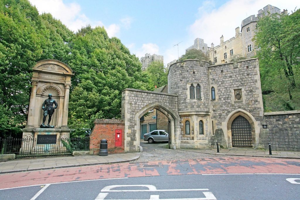 Property photo 2 of 34 16 Chapter Mews 1...