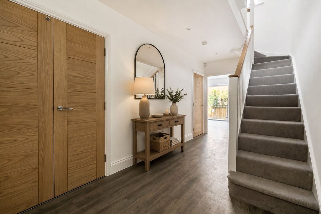 Property photo 2 of 11 Hallway