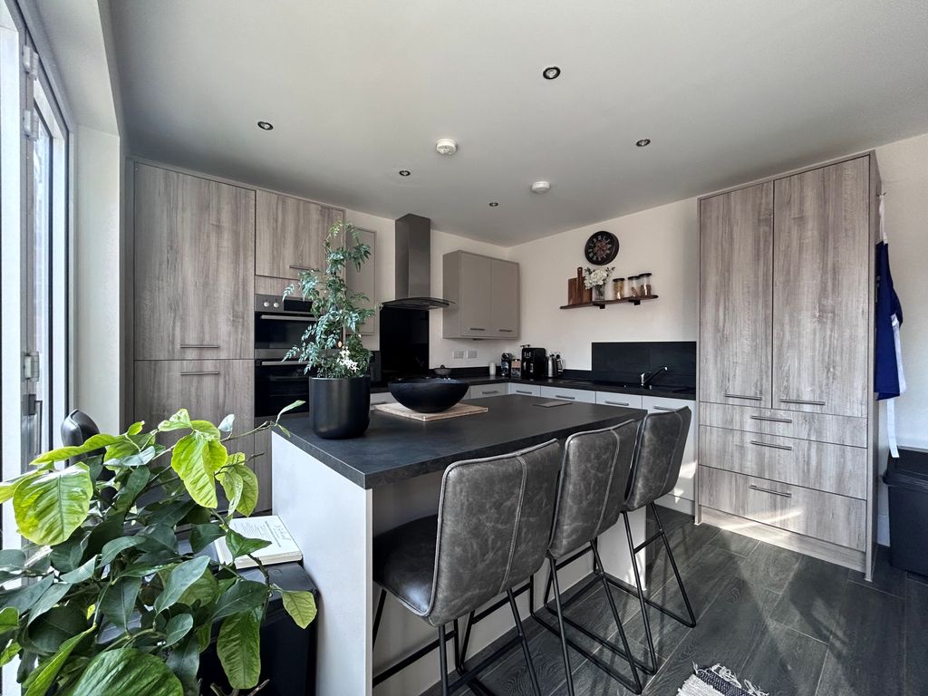 Property photo 3 of 12 Kitchen