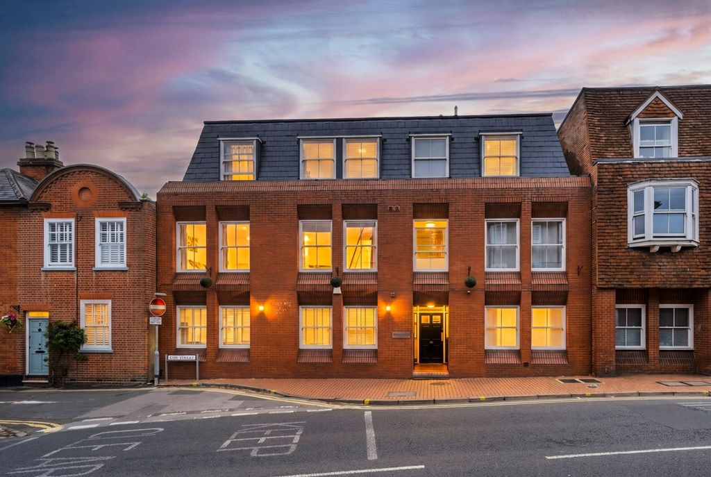 Property photo 1 of 8 Guildgate House Wokingham