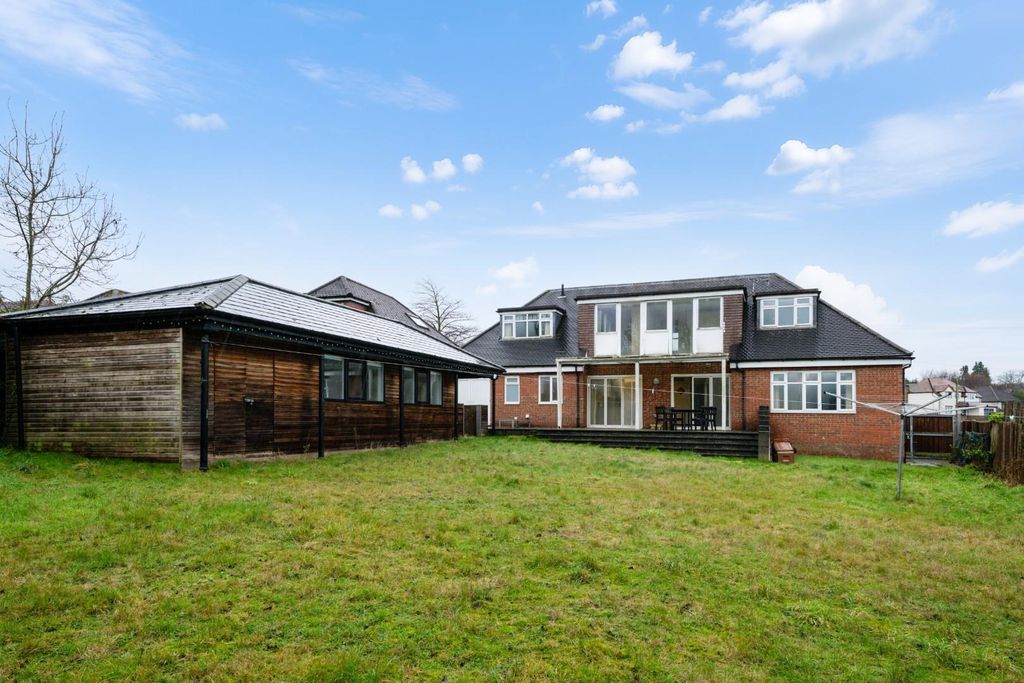 Property photo 2 of 26 Roundwood Way