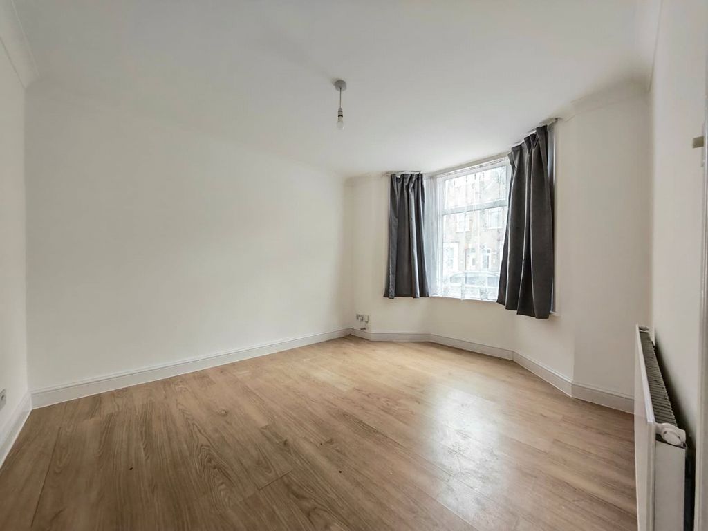 Property photo 2 of 8 Picture No. 23