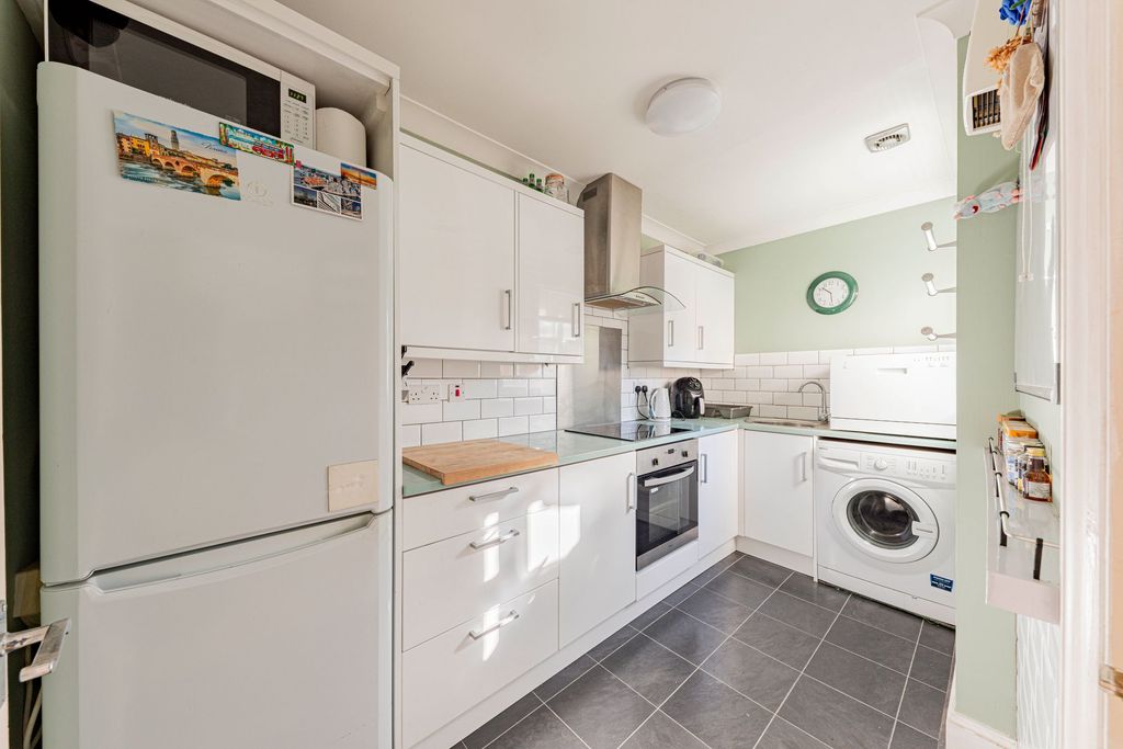 Property photo 3 of 16 Kitchen (2)