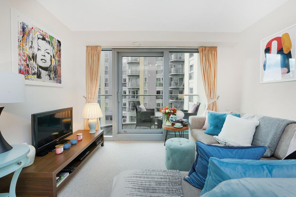 Property photo 2 of 11 Living Room