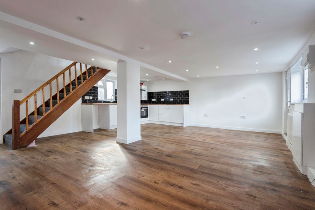 Property photo 2 of 20 Pbox-Img.Jpg
