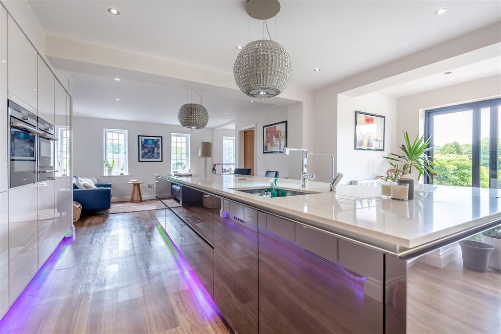 Property photo 2 of 43 8654576-Interior01.Jpg