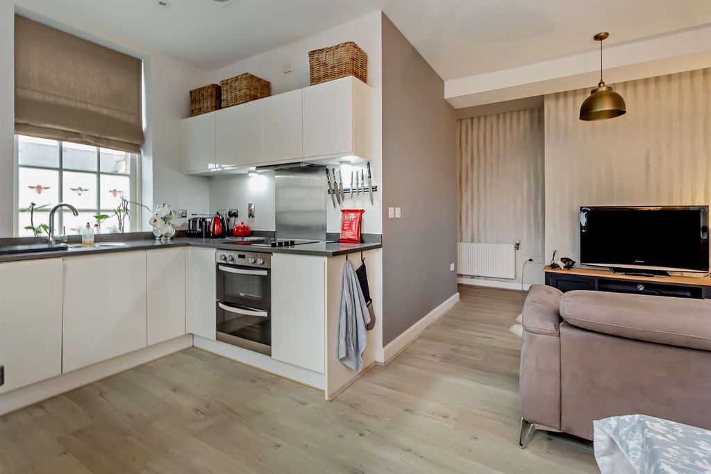 Property photo 2 of 11 8673056-Interior09-800.Jpg