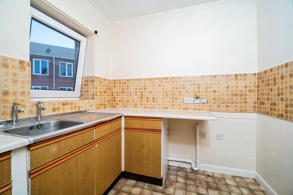 Property photo 3 of 11 Kitchen