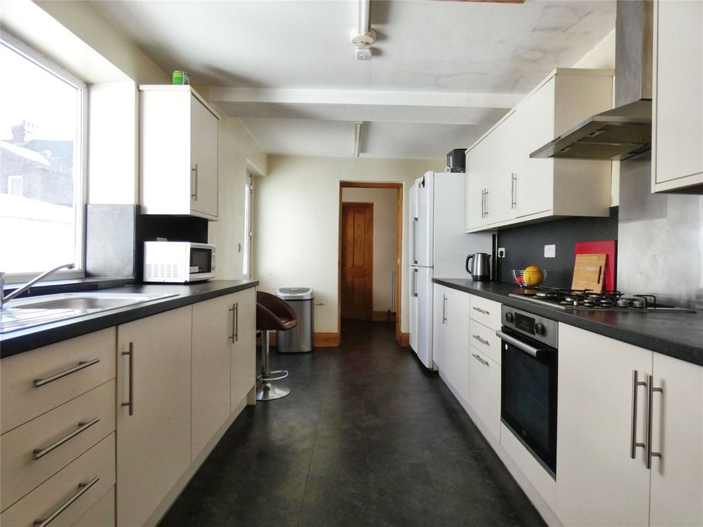Property photo 2 of 11 Kitchen
