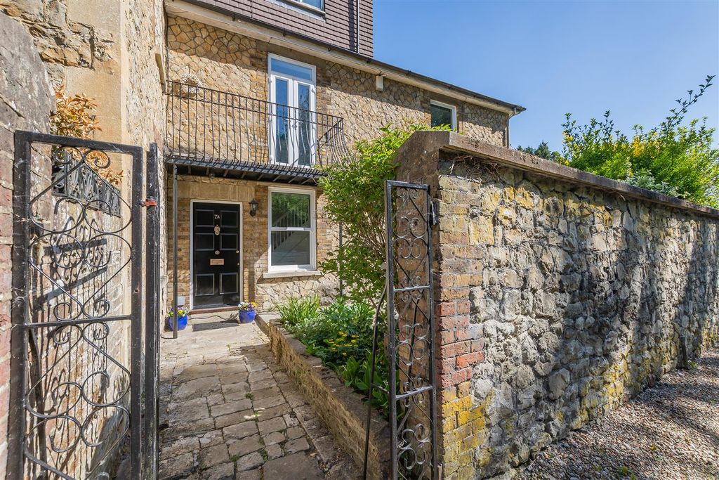 Property photo 2 of 20 8685525-Exterior04.Jpg