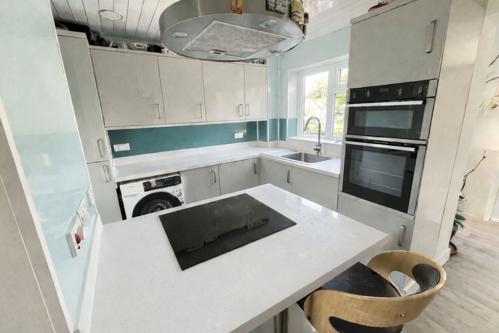 Property photo 3 of 9 386376