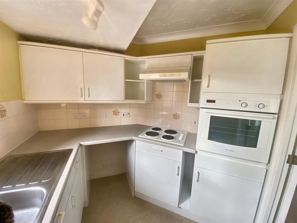 Property photo 3 of 11 Kitchen