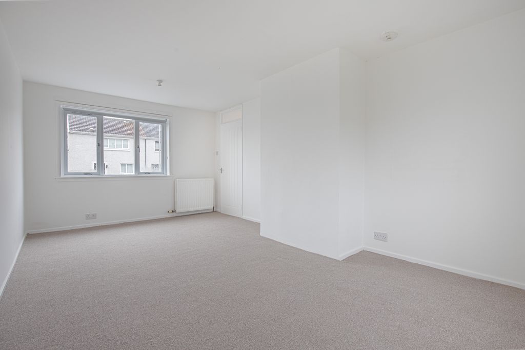 Property photo 3 of 14 Livingangle1