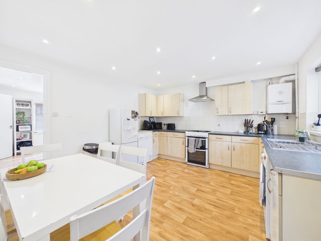 Property photo 3 of 8 Kitchen