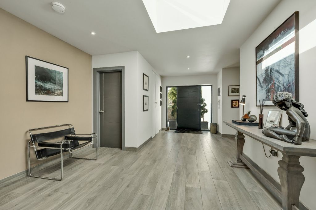 Property photo 3 of 21 Entrance Hall