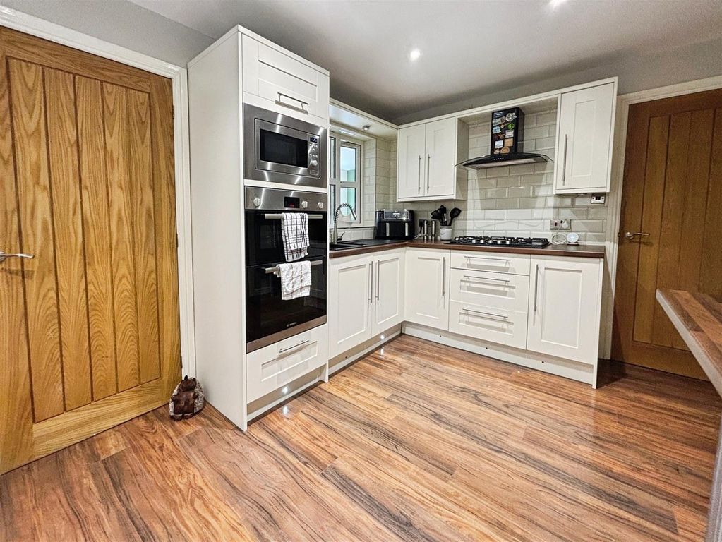 Property photo 3 of 20 Kitchen/Breakfast Room