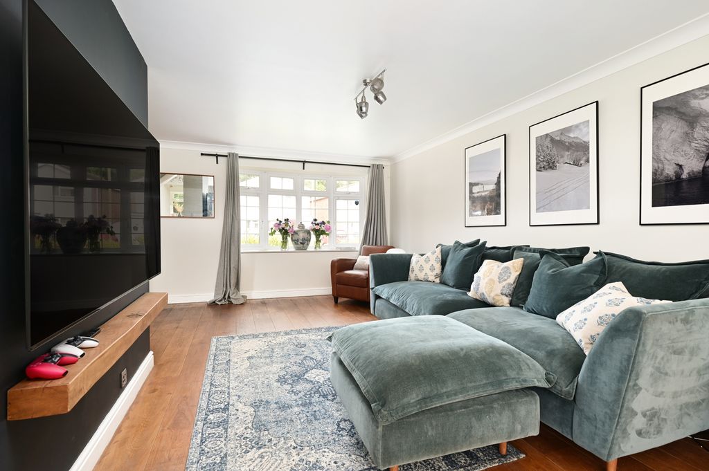 Property photo 2 of 11 19 Globe Farm Lane (5)