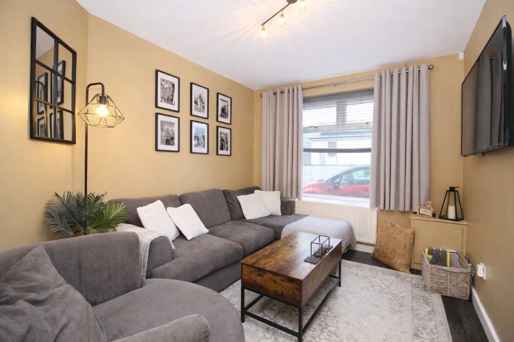 Property photo 2 of 18 Lounge