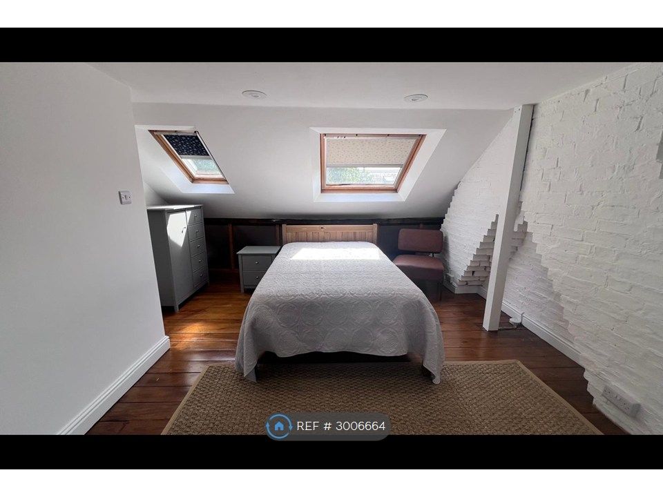 Property photo 1 of 10 Loft Room