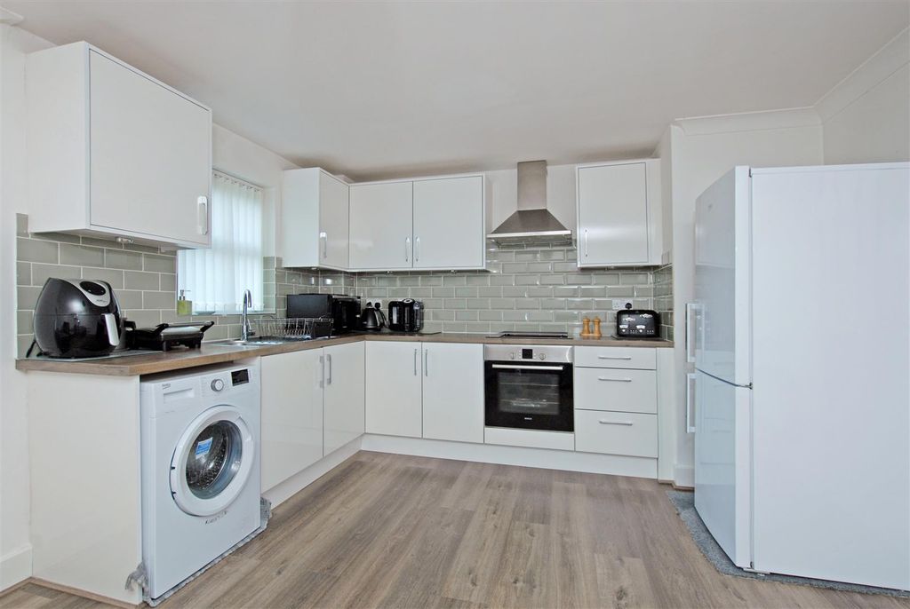 Property photo 3 of 10 12 Tobermory Close (5).Jpg