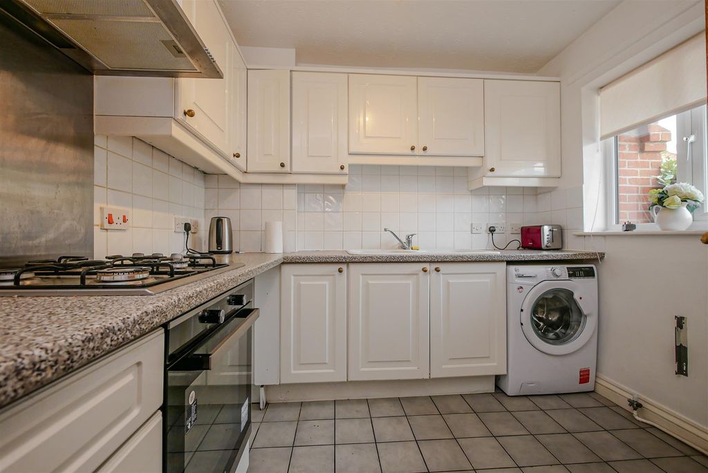 Property photo 3 of 16 Kitchen