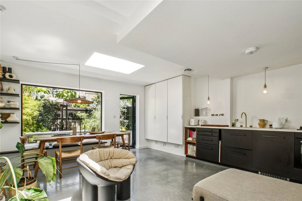 Property photo 1 of 10 Kitchen
