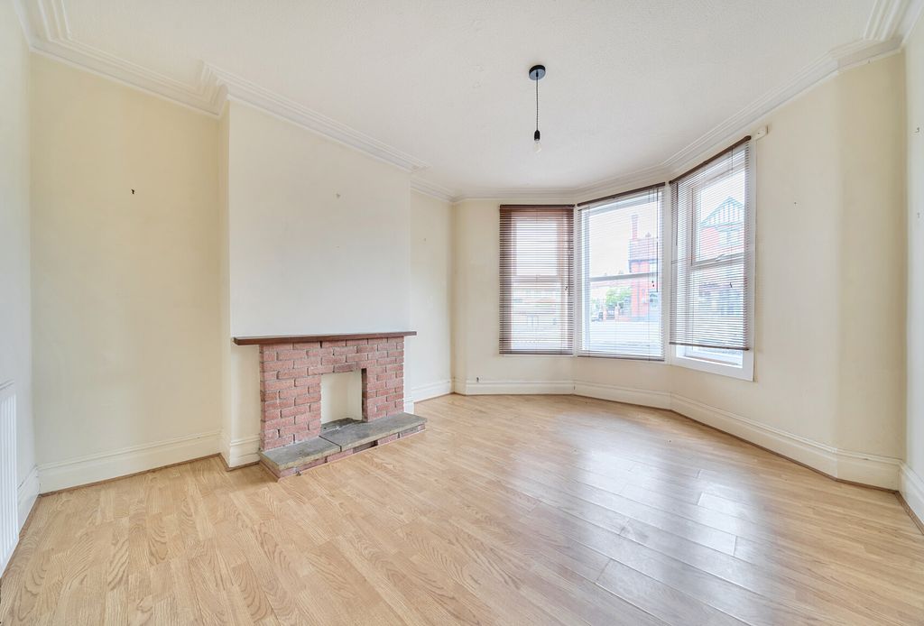 Property photo 3 of 17 1344613-15-68A70E...