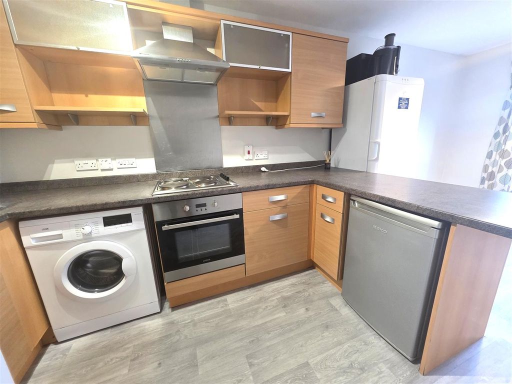Property photo 3 of 11 Dining Kitchen