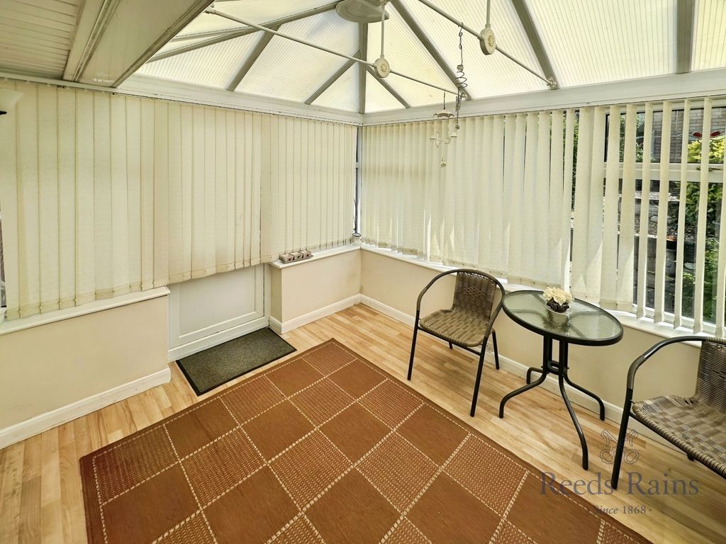 Property photo 3 of 11 Conservatory