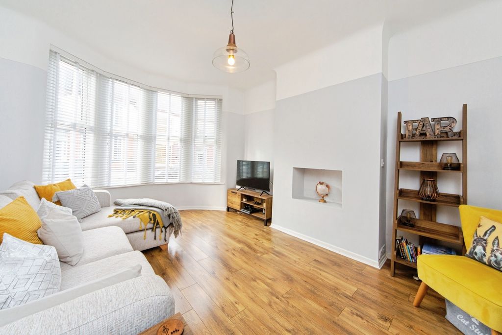 Property photo 3 of 18 Pbox-Img.Jpg