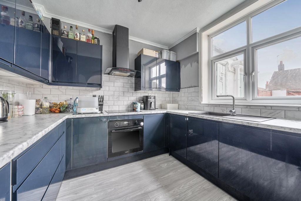 Property photo 2 of 17 1429940-13-69B421Ae744Ae.Jpg